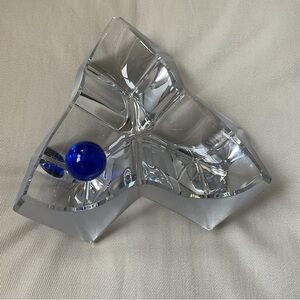 DAUM FRANCE CRYSTAL TRIPLE CUBE CIGAR ASHTRAY W/BLUE SMOTHERING BALL, SIGNED VTG